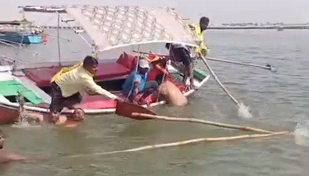 VIRAL | Mirzapur: Boatmen RESCUE Devotees from Ganges at Pakka Ghat