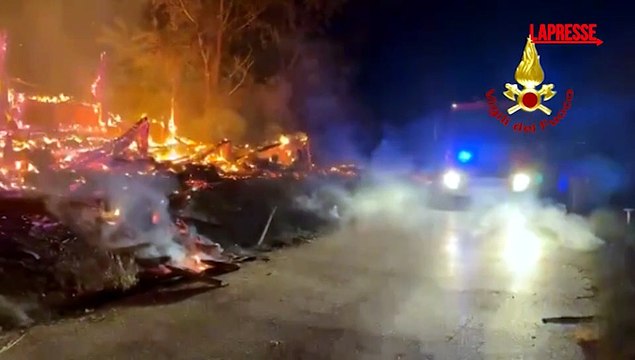 Napoli, incendio nel Parco Archeologico di Longona: l'intervento dei vigili del fuoco