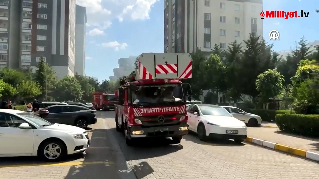 Küçükçekmece'de bir binanın çatısında çıkan yangına müdahale ediliyor