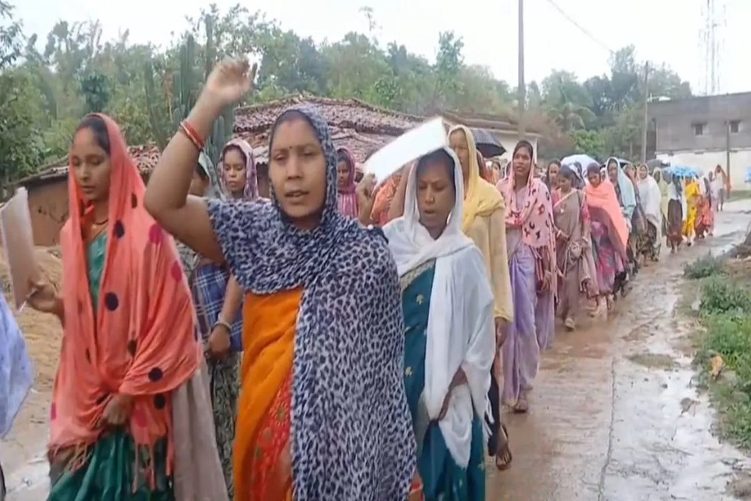 बारिश के बीच महिलाओं ने निकाली रैली, बोलीं- हमारे गांव से हटाओ शराब दुकान, 7 दिन का दिया अल्टीमेटम