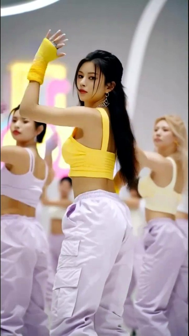 ⁣AI K-pop Day 23: Lavender Cargo Era 💜 3.1s Pose + 9.4s Crew Walk