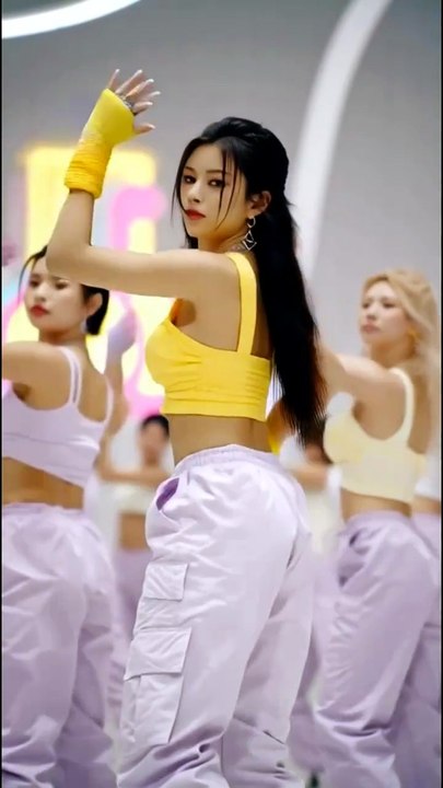 AI K-pop Day 23: Lavender Cargo Era 💜 3.1s Pose + 9.4s Crew Walk