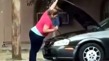 Une magicienne répare sa voiture