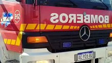 Bomberos trabajan para apagar el incendio en Cafayate
