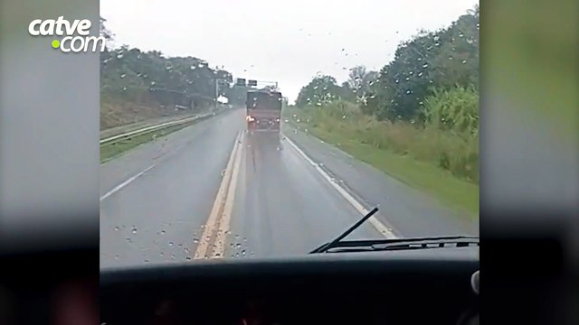 Carreta carregada com carne suína tomba na BR-277 e trânsito é desviado em Cascavel