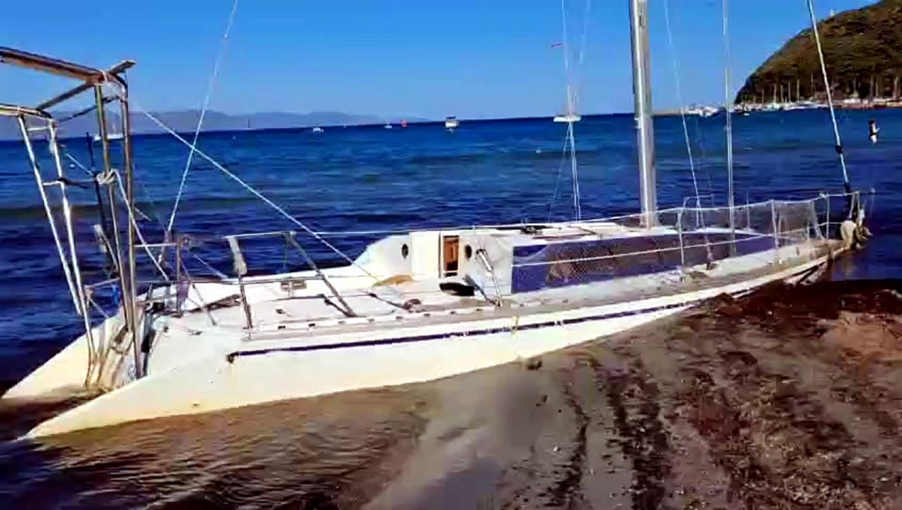 Barca arenata da sei mesi sulla spiaggia, il caso alla prima fermata del Poetto