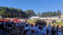 Lungo applauso per Nicolas, Giorgio e Daniele: in migliaia allo stadio di Macerata ai funerali dei tre ventenni