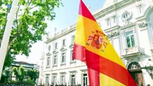 Gran homenaje a Felipe VI: El imponente izado de bandera