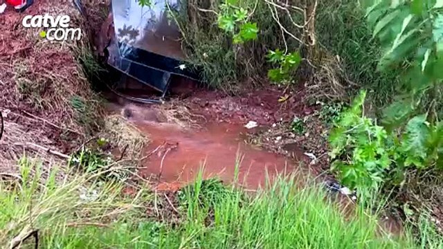 Ônibus tomba após batida na BR-277 e deixa mais de 20 feridos em Cascavel