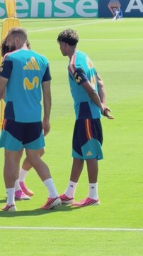 Cucurella y Lamine Yamal bromean en el inicio del entrenamiento de España en Chatanooga