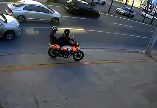 Passageiro morre após se desequilibrar ao descer de moto e ser atropelado por ônibus