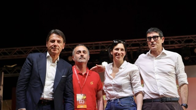 Il video di Giuseppe Conte, Nicola Fratoianni e Elly Schlein che cantano «Bella Ciao» sul palco della Fiom a Bologna