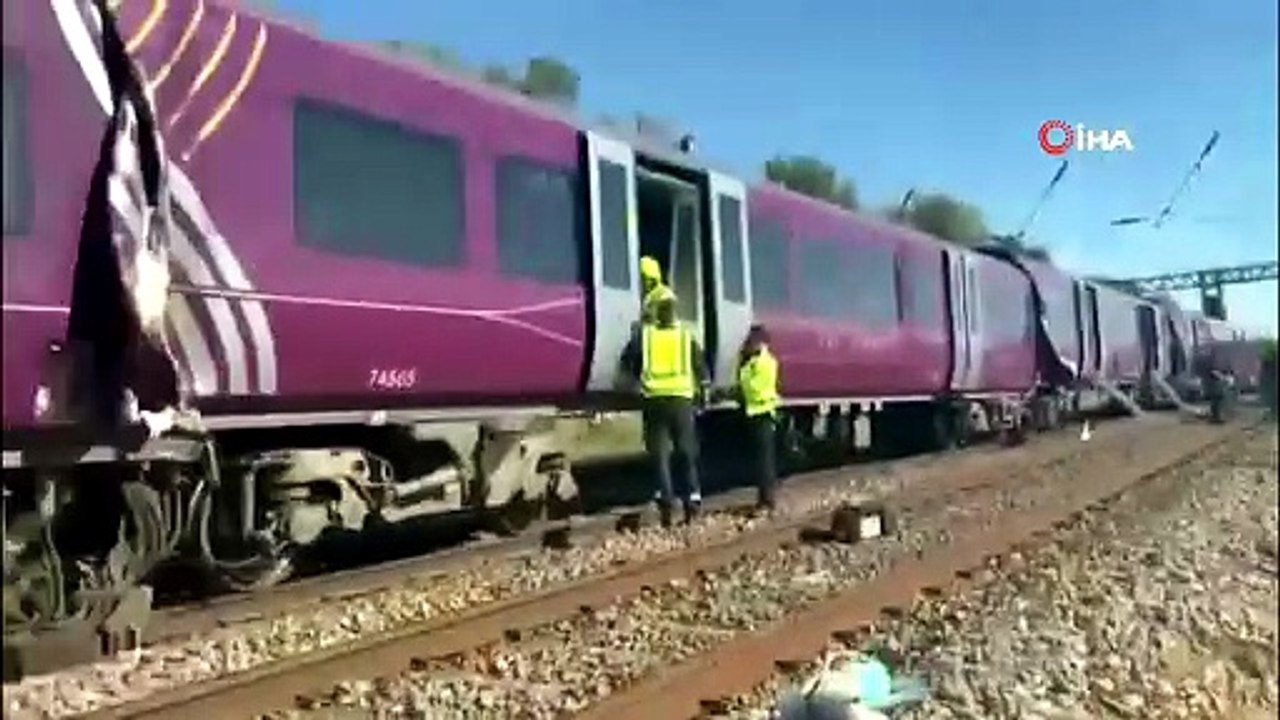 İngiltere’de iki yolcu treni çarpıştı: Tüm seferler durduruldu