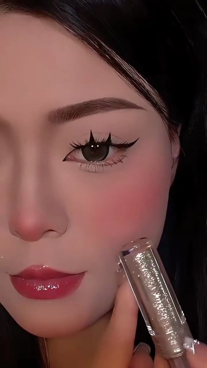 Glitter eye makeup look