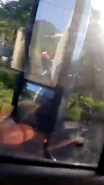 Exponen a bus de la Policía rebasando en contravía y casi provoca accidente
