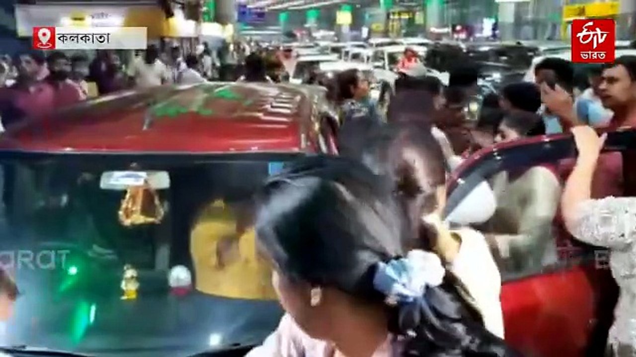 অভিষেক আসার আগেই রণক্ষেত্র বিমানবন্দর ! ডিম ছোড়ার অভিযোগ ঘিরে বিজেপি-তৃণমূল সংঘর্ষ