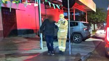 Homem é socorrido após sofrer queda em bar no Bairro Parque São Paulo, em Cascavel