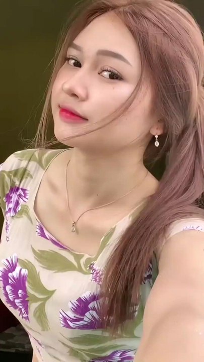 TitleDress Mein Ek Khubsoorat Larki Ka Dance Moves PerformanceFloral Dress Mein Ek Khubsoorat Larki Ka Dance Moves Performance