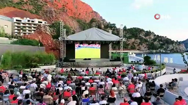 Tatilciler Milli Takıma destek için sahilde buluştu | Ajansspor | IHA