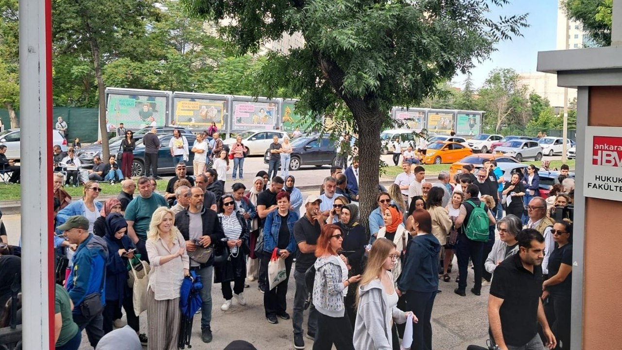 Türkiye genelinde YKS heyecanı: Adaylar sınavda, aileler okul önlerinde