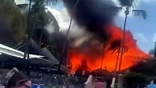 Maxi incendio in un resort a Santo Domingo: le immagini
