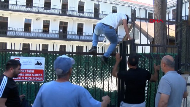Sınava geç kalan öğrenciler, kapı demirlerinden atlayıp sınava girmeye çalıştı