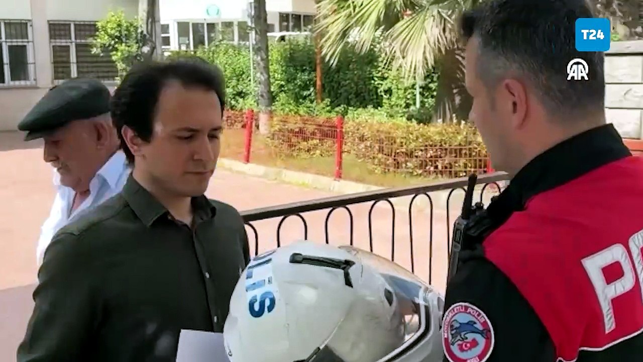 Kimliğini unutan öğrencilere polisler yardımcı oldu