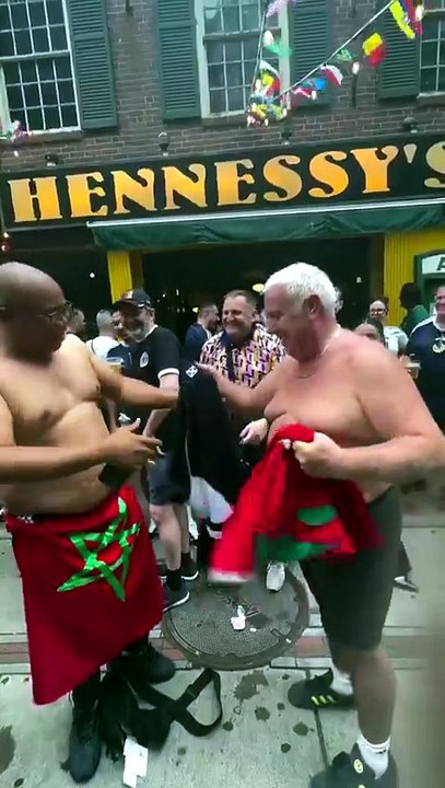 Il Mondiale che ci piace! Due tifosi di Marocco e Scozia si cambiano la maglia a fine partita