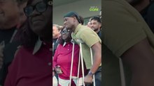 Jogador do Canadá é recebido com aplausos por companheiros após cirurgia #shorts