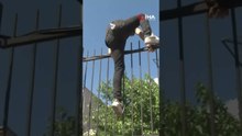 YKS'ye geç kalan adaylar demir parmaklıklara tırmandı