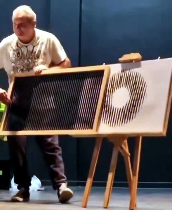 🎞️✨ L’animation à grille barrière est un effet de type moiré créé en déplaçant une couche transparente rayée sur une image entrelacée. 👀🔄