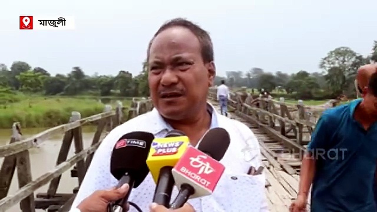 ৰাইজৰ চকুৰ সন্মুখতেই নদীত খহি পৰিল এখন কাঠৰ দলং