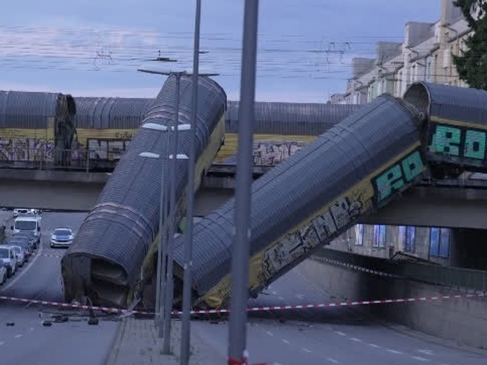 München: Zwei Güterwaggons stürzen von Brücke