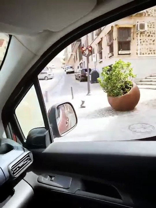 Fuga de agua por la rotura de una tubería en el Casco Histórico