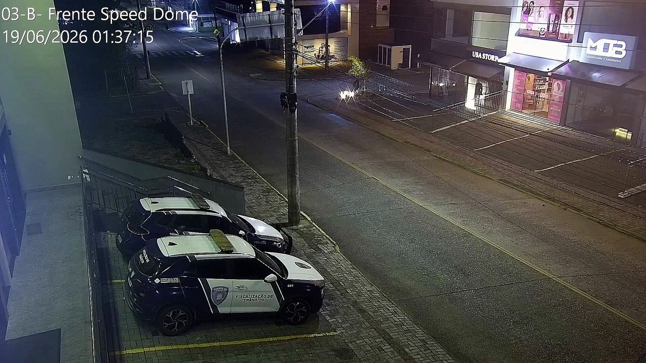 Vídeo: homem coloca fogo em viatura do Departamento de Trânsito e foge; câmera registrou tudo