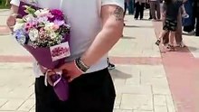 Sınavdan çıkan kızını çiçekle karşıladı