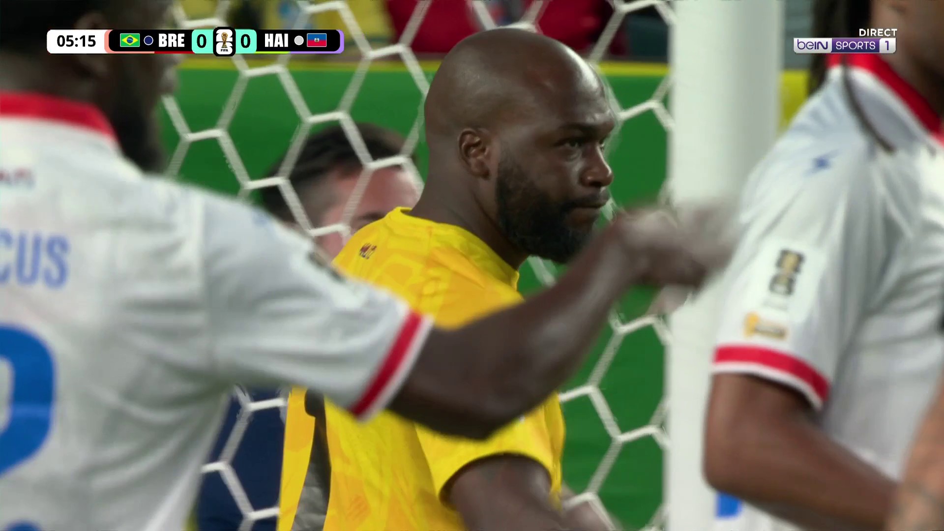 Placide joue la montre... l'arbitre applique la nouvelle règle et siffle corner pour le Brésil !