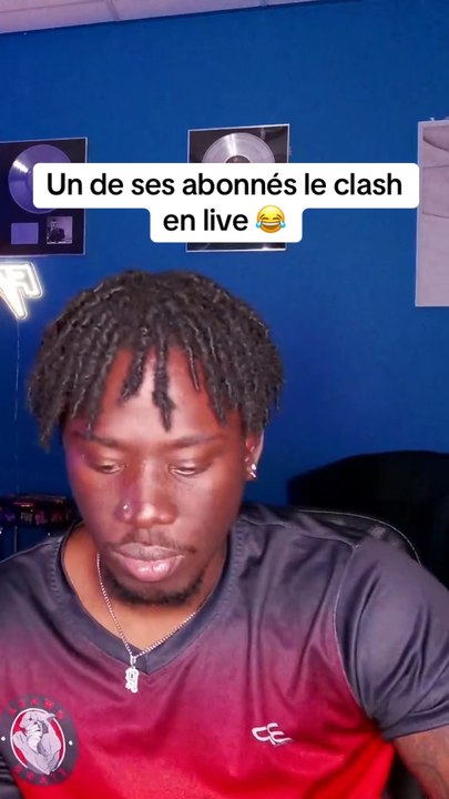 Un de ses abonnés le clash en live 😂