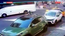 Fatih'te geri kayan otobüs iş yerine çarptı