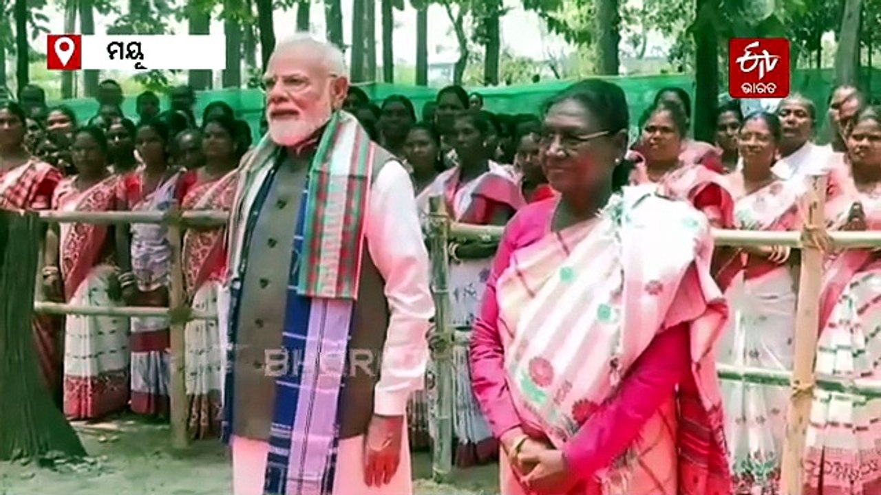 ରାଷ୍ଟ୍ରପତିଙ୍କ ଗାଁରେ ପ୍ରଧାନମନ୍ତ୍ରୀ: ଗାଁ ବୁଲିଲେ, ଲୋକଙ୍କୁ ଭେଟିଲେ, ପାହାଡ଼ପୁରବାସୀଙ୍କ ମଧ୍ୟରେ ଉତ୍ସାହର ମାହୋଲ