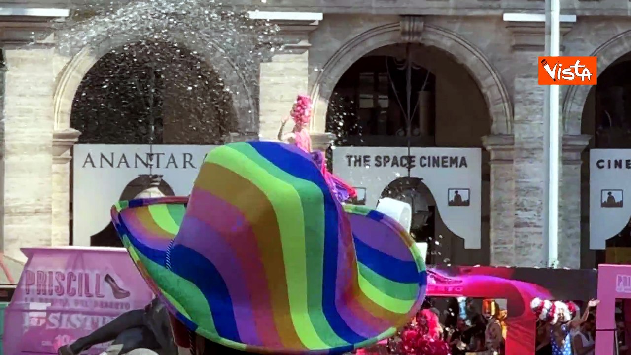 Un enorme copricapo di fiori fucsia per Priscilla - La Regina del Deserto al Pride di Roma