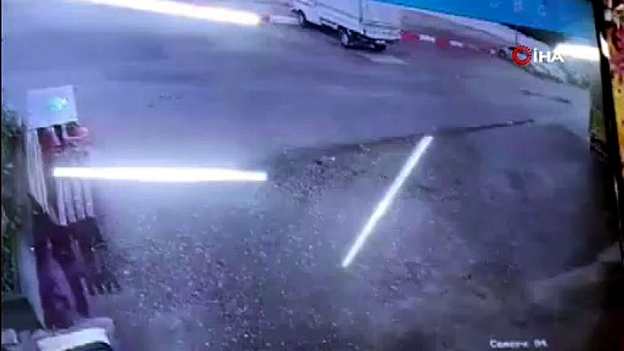 Motosikletlinin ölümden döndüğü kaza kamerada