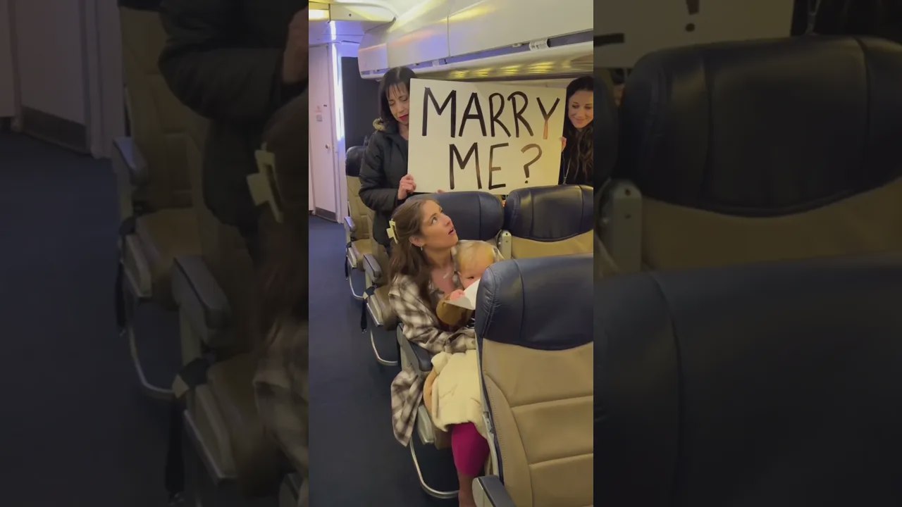 Un pilote organise une demande en mariage grandiose en plein vol au micro !