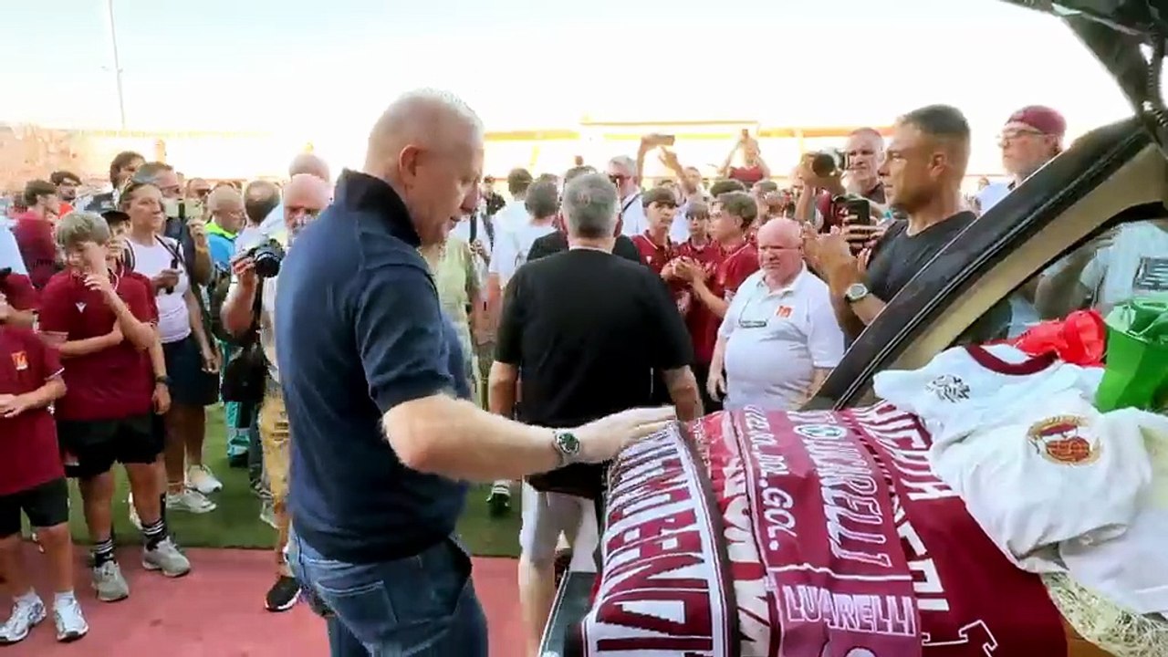 Sciarpe, baci, cori e lacrime a Livorno per l'addio a Igor Protti