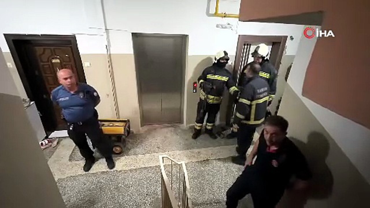 Yangın çıkarıp kendisini eve kilitledi: Ekiplerin çabasına rağmen dışarı çıkmadı