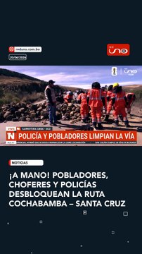 Policías, choferes y pobladores trabajan de manera conjunta retirando piedras y obstáculos de la carretera Cochabamba–Santa Cruz, con el objetivo de restablecer la circulación vehicular y normalizar el tránsito en esta importante ruta del país.