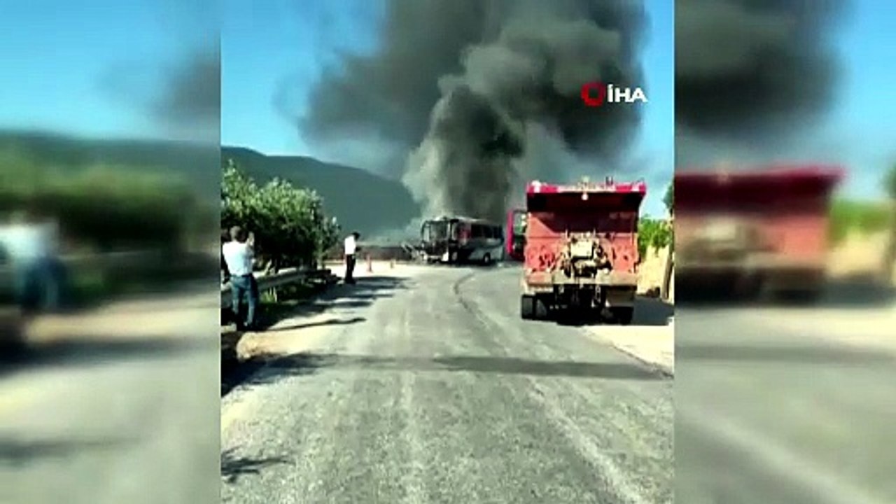 Seyir halindeki servis midibüsü alev alev yandı