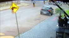 Câmera flagra acidente entre caminhonete e moto; motociclista fica ferido