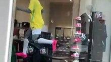 Casemiro da seleção voltando para marcar