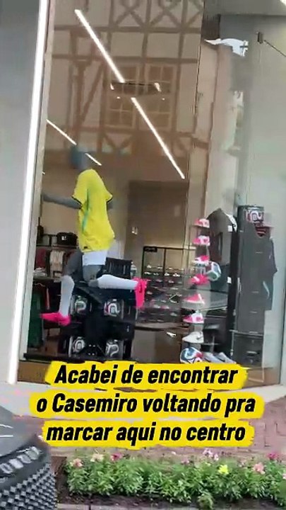 Casemiro da seleção voltando para marcar